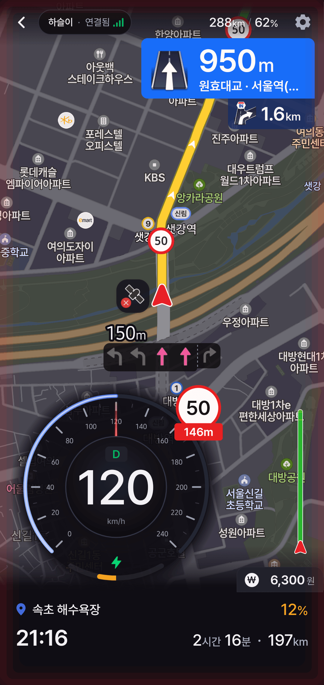 원형 계기판과 지도가 함께 표시된 세로 화면